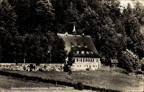 Ak Rittersgrün Breitenbrunn im Erzgebirge, Blick über eine Wiese zur Anton Günter Jugendherberge