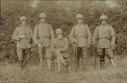 Foto Ak Deutsche Soldaten in Uniformen, Gruppenportrait, Stahlhelme, Gewehre, I. WK