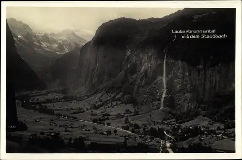 Ak Lauterbrunnen Kt. Bern Schweiz, Blick in das Lauterbrunnental mit Staubbach, Wasserfall