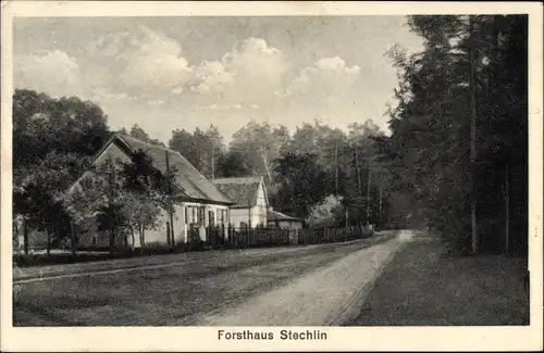 Ak Stechlin Oberhavel, Straßenpartie am Forsthaus