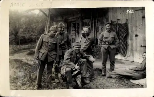 Foto Ak Schweizer Soldaten in Uniformen vor einer Hütte