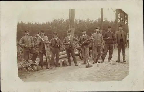 Foto Ak Männer in Uniformen mit Arbeitsgeräten, Hammer, Hacke