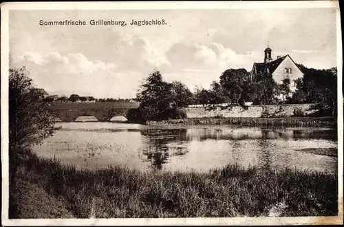 Ak Grillenburg Tharandt im Erzgebirge, Sommerfrische, Uferpartie mit Blick zum Jagdschloss