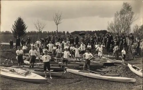 Foto Ak Rudermannschaften mit ihren Booten, Ruderregatta