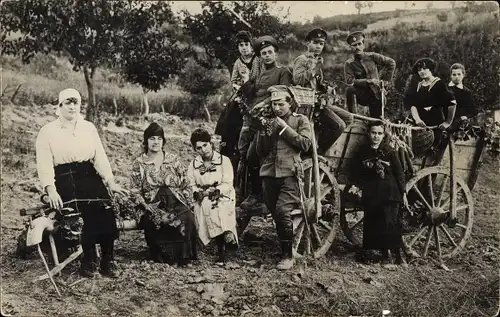 Foto Ak Bulgarische Soldaten in Uniformen, Bäuerinnen, Holzkarren