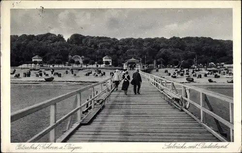 Ak Ostseebad Göhren auf Rügen, Partie auf der Seebrücke mit Blick zum Badestrand