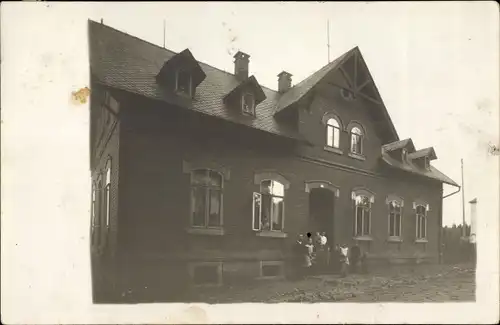 Foto Ak Grünbach im Vogtland Sachsen, Haus mit Anwohnern, Außenansicht