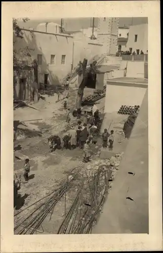 Foto Ak Maghreb?, Blick in eine Straße, Anwohner, Baumaterialien