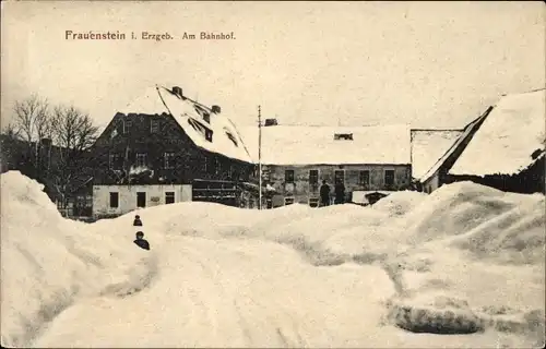Ak Frauenstein im Erzgebirge, Partie am Bahnhof, Ortschaft im Schnee