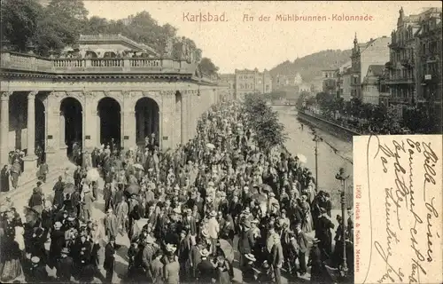 Ak Karlovy Vary Karlsbad Stadt, An der Mühlbrunnen Kolonnade, Kurgäste, Menschenmenge