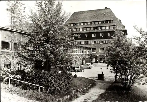 Ak Altenberg im Osterzgebirge, Blick zum Sanatorium Raupennest, Trabant