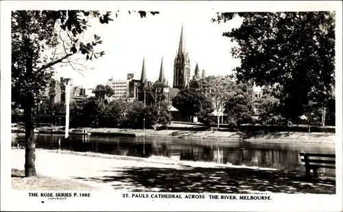 Ak Melbourne Victoria Australien, St. Paul's Cathedral across the river, Blick zur Kathedrale