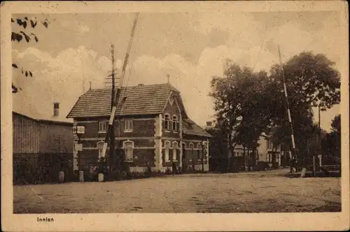 Ak Innien Aukrug in Schleswig Holstein, Blick auf einen Bahnübergang mit Schranken