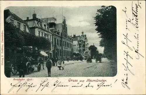 Ak Neumünster in Schleswig Holstein, Blick in eine Straße, Passanten