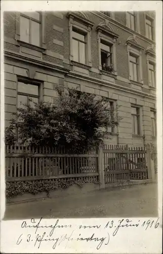 Foto Ak Zittau in der Oberlausitz, Blick auf ein Wohnhaus, Straßenpartie