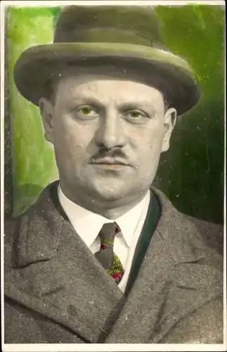 Ak Portrait von einem Mann im Anzug mit Hut, Schnurrbart, Krawatte, Mantel
