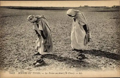 Ak Scenes et Types, La prière au désert, 2e Phase, Araber beim Gebet in der Wüste, Maghreb