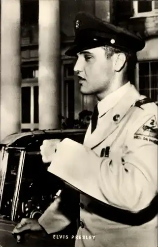 Ak Sänger und Schauspieler Elvis Presley, Als US Soldat, Ärmelabzeichen Hell on Wheels
