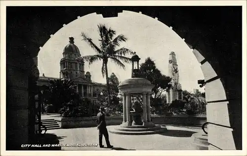 Ak Durban Südafrika, View of the City Hall and the War Memorial