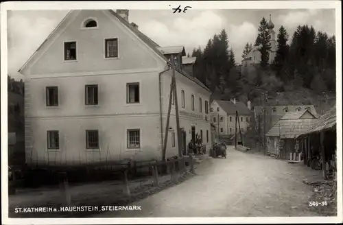 Ak St. Kathrein am Hauenstein Steiermark, Gemischtwarenhandlung, Kirche auf dem Berg