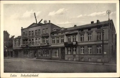 Ak Eutin in Ostholstein, Bahnhofshotel von der Straße gesehen, Inh. E. Wittler