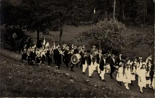 Foto Ak Johnsbach Glashütte Sachsen, Kinder bei einem Festumzug, Musiker, Fahnenträger