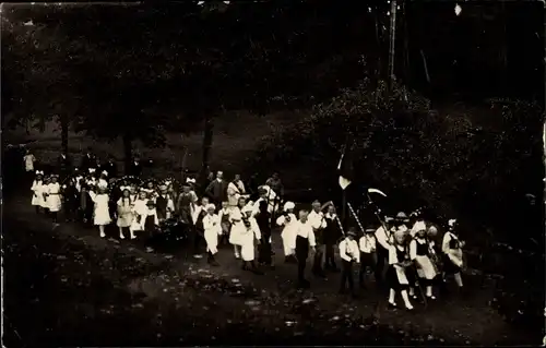 Foto Ak Johnsbach Glashütte Sachsen, Kinder bei einem Festumzug, Kostüme