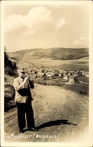 Foto Ak Rattlar Willingen Upland, Trompeter auf einer Straße über dem Ort, Panorama