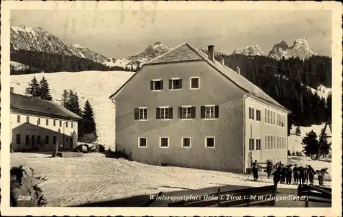 Ak Grän in Tirol, Jugendlager, Blick auf Ortschaft und Umgebung, Skifahrer