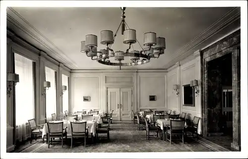Ak Weimar in Thüringen, Hotel, Speisezimmer, Leuchter, gedeckte Tische