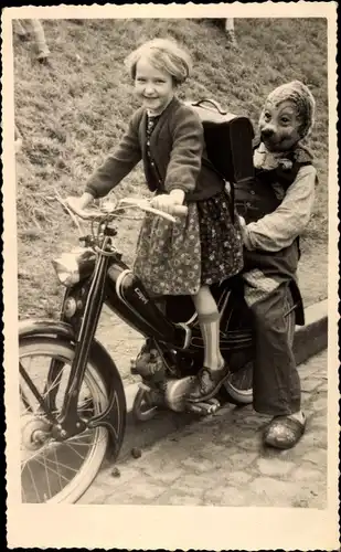 Foto Ak Mädchen und Mecki auf einem Capri Motorroller, Kostümierter