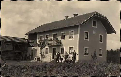 Foto Ak Familie vor ihrem Haus, Hund, Hundehütte, Franz Schmitfeiler