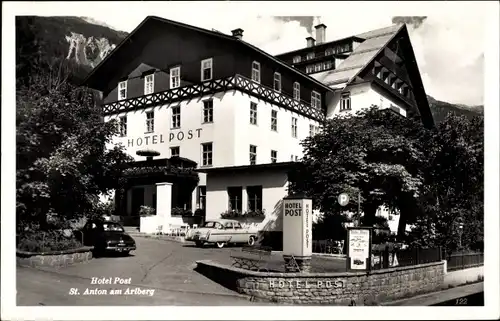 Ak St. Anton am Arlberg in Tirol, Hotel Post, Außenansicht von der Straße, Autos