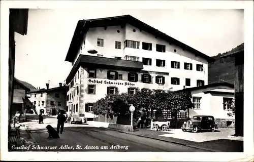 Ak St. Anton am Arlberg in Tirol, Gasthof Schwarzer Adler, Straßenansicht