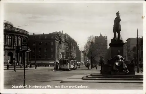 Ak Düsseldorf am Rhein, Hindenburg Wall, Bismarck Denkmal, Straßenbahn Linien 4 und 17, Haltestelle