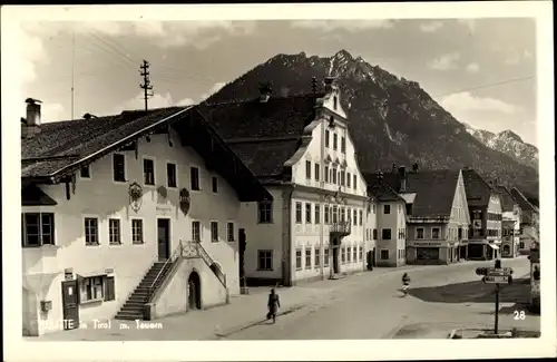 Ak Reutte in Tirol, Straßenpartie in der Stadt, Geschäft von Philipp Singer, Tauern 