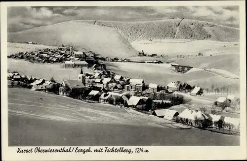 Ak Oberwiesenthal im Erzgebirge Sachsen, Panoramaansicht von Ortschaft und Umgebung, Fichtelberg