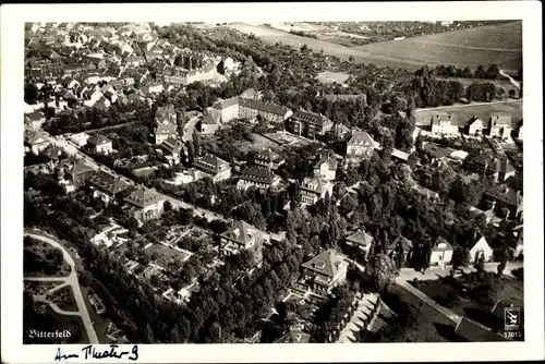 Ak Bitterfeld in Sachsen Anhalt, Fliegeraufnahme vom Ort, Klinke 17015