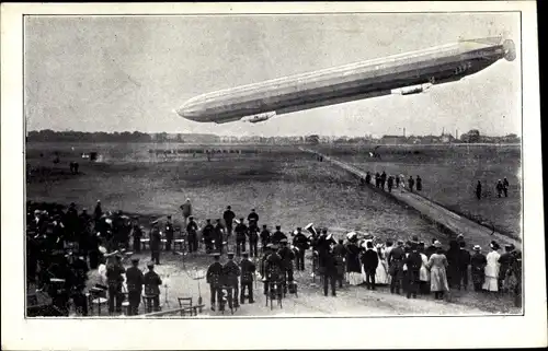 Ak Zeppelin bei einer Landung über einem Feld, Luftschiff, Zuschauer