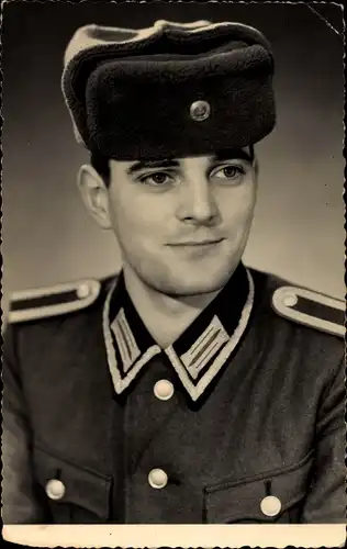 Foto Ak Deutsche Volksarmee NVA, Soldat in Uniform, Portrait, Deutsche Pelzmütze