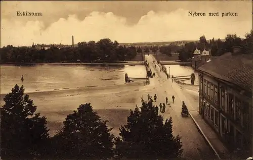 Ak Eskilstuna Schweden, Nybron med parken, Brücke