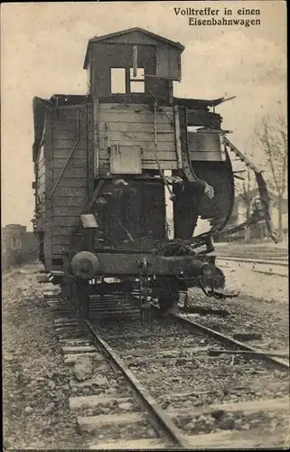 Ak Volltreffer in einen Eisenbahnwagen, Zersprengte Seitenwand