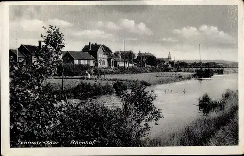 Ak Schmelz im Kreis Saarlouis, Uferpartie am Bahnhof, Wohnhäuser, Brücke