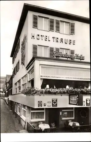 Ak Rüdesheim am Rhein in Hessen, Hotel Traube, Straßenpartie, Veranda