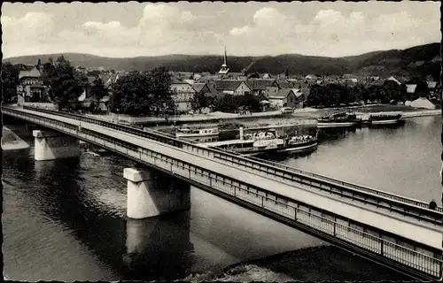 Ak Bodenwerder in Niedersachsen, Blick auf die Brücke aus der Vogelschau mit Ortschaft, Dampfer