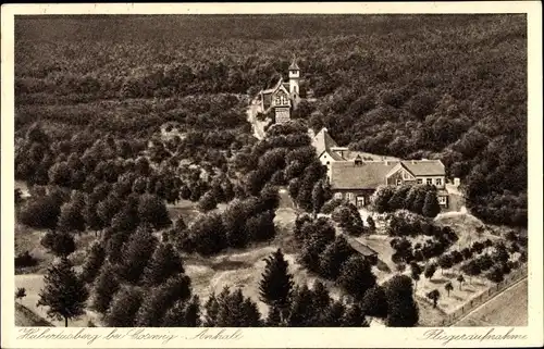 Ak Coswig an der Elbe im Kreis Wittenberg, Fliegeraufnahme, Hubertusberg, Bes. Erich Brischke