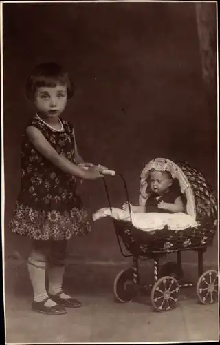 Foto Ak Mädchen mit ihrem Puppenwagen, Puppe