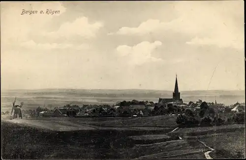 Ak Bergen auf der Insel Rügen, Panorama von Stadt und Umgebung, Kirche, Windmühle
