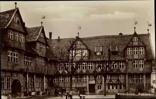 Ak Wolfenbüttel in Niedersachsen, Blick auf das Rathaus, Fachwerkhäuser