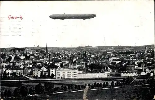 Ak Gera in Thüringen, Totalansicht vom Ort, Zeppelin